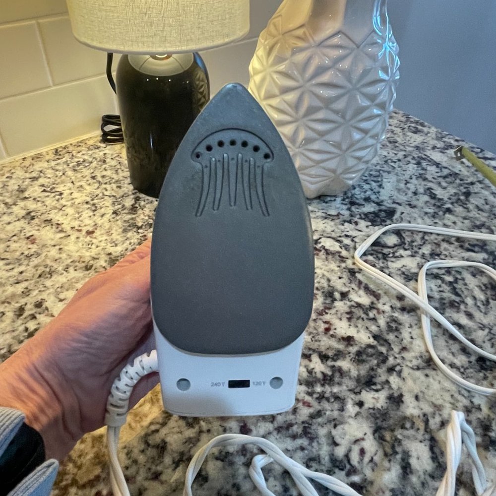 Sunbeam Hot-2-Trot Travel Compact Steam Iron Non-Stick 800 Watt - Picture 8 of 10